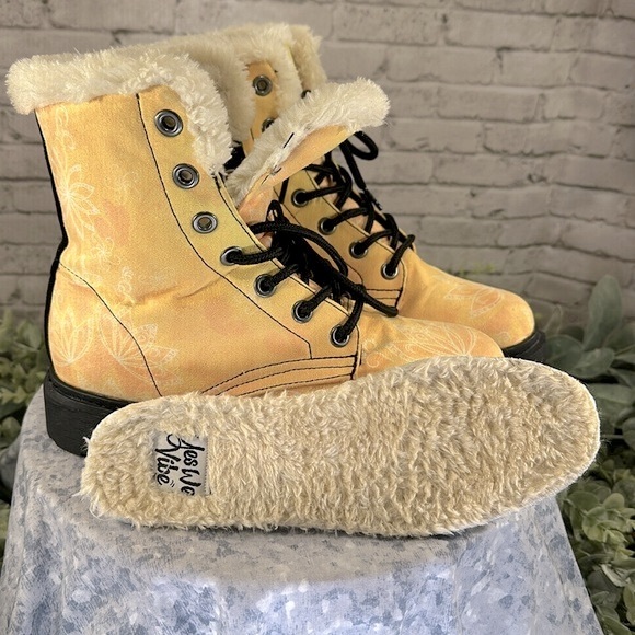 Yes We Vibe “Yellow Lotus” Cool Weather Cozy Lace-Up Combat Boots WMS 7M💛VGUC💛 - Picture 10 of 11